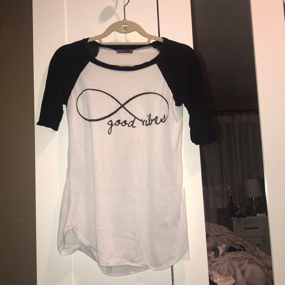 Quarter sleeve black and white “good vibes” shirt